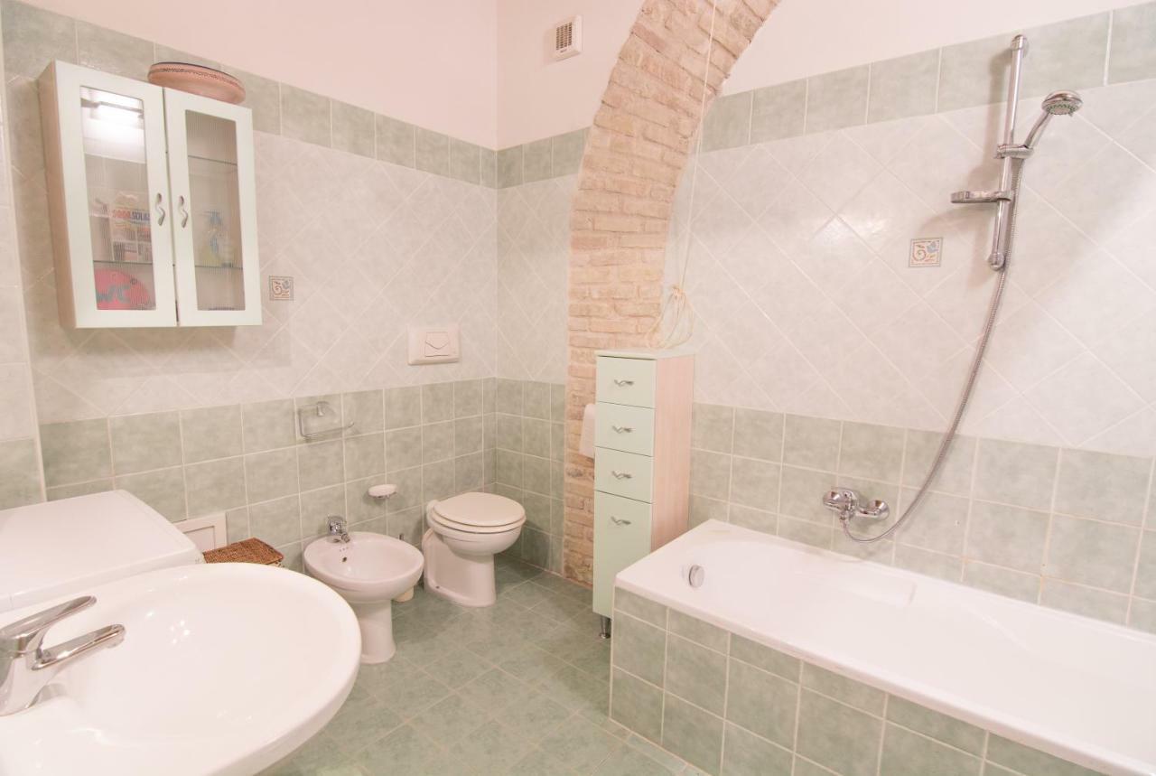 Modern Apartment In Historic Building Cagliari Exteriör bild